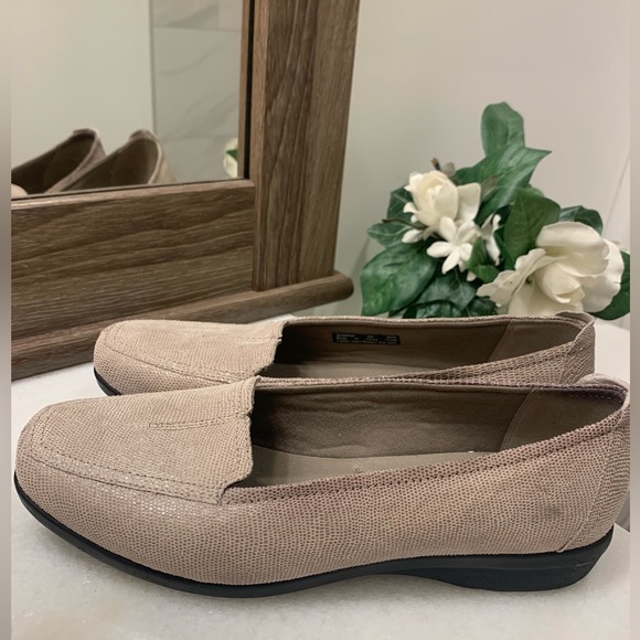 Clark’s Loafers - Leather | Size 8 Women | Color :Beige - Picture 7 of 8